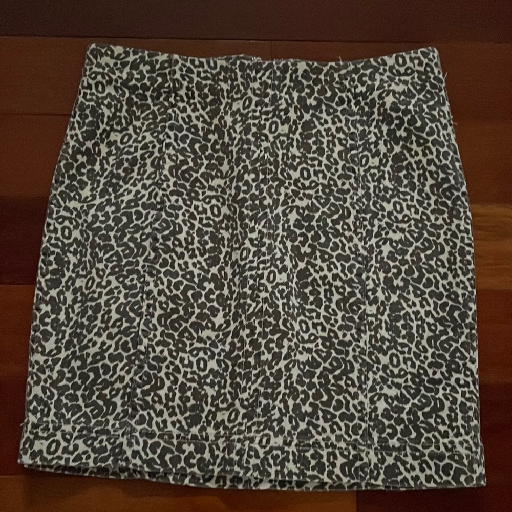 Leopard skirt by Free People. Size 2. NWOT.